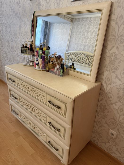 Продам спальный гарнитур (без матраса)