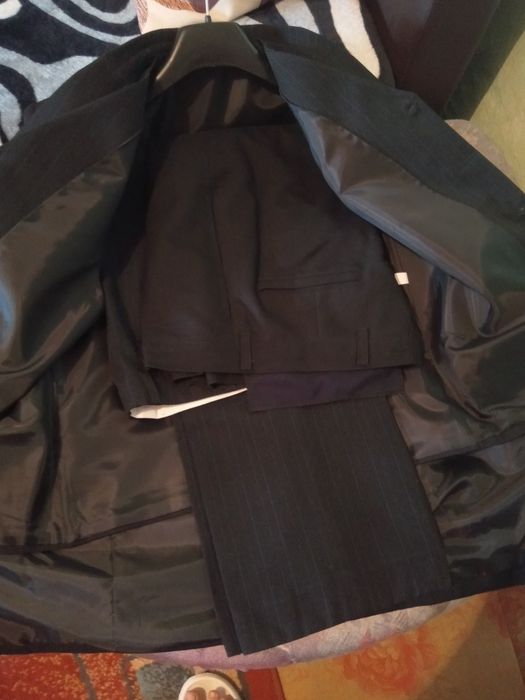 Vând costume bărbați