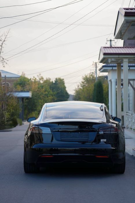 Tesla model S  672км