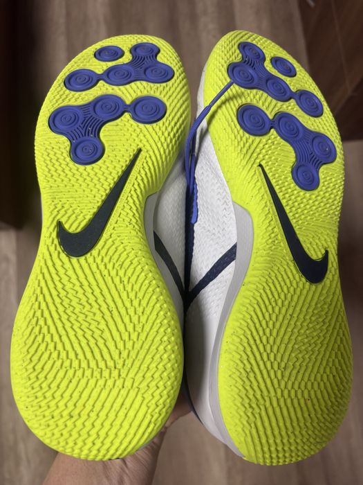 Обувки за футбол в зала “Nike”.