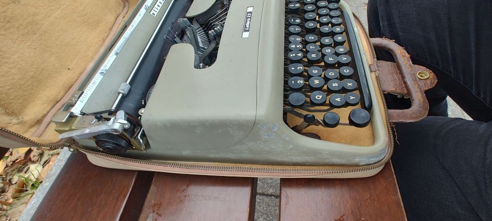 Vând  urgent mașină de scris OLLIVETA LETTERA 22 1949