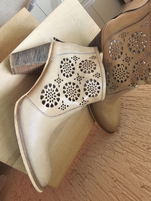 Боти бежови естествена кожа 38