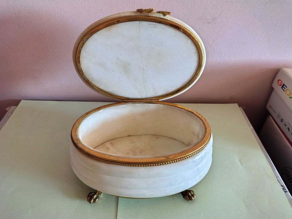 Невероятно Красива Кутия За Бижута- Алабастър Със Позлата