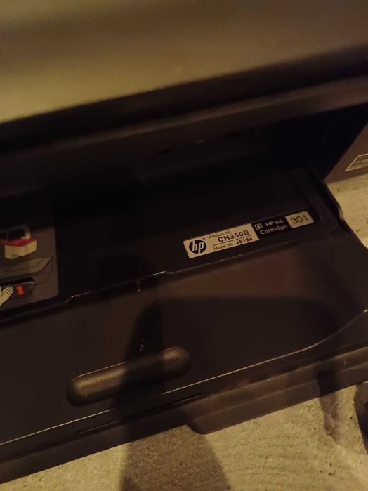 Imprimantă HP DeskJet 2050 cu scanner