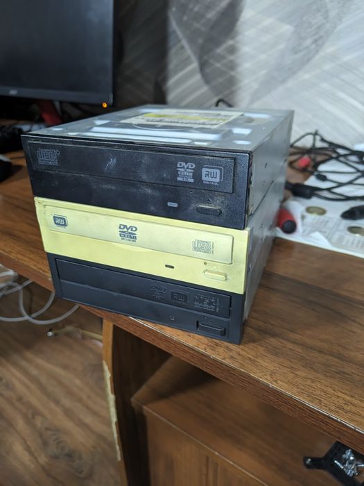 три дисковода DVD RW