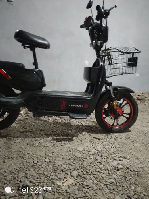 Skuter sotiladi holati yangidak. Pul zarur