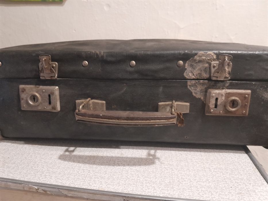 Продам старый чемодан