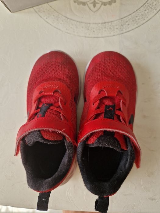 Продам кроссовки 26 и 27 рр