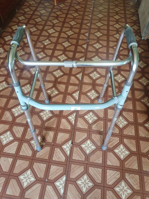 Ходунки регулируемые.