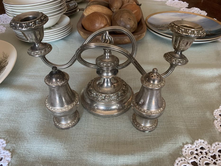 Посребрен свещник и две солници