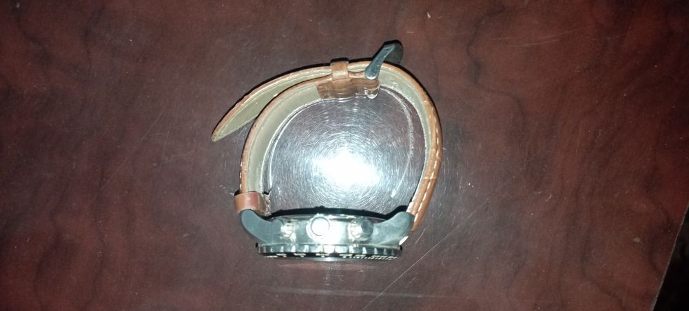 Мужские наручные часы.