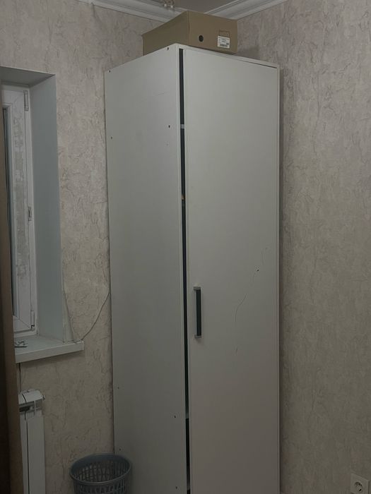 Шкаф с полками и вешалками для одежды