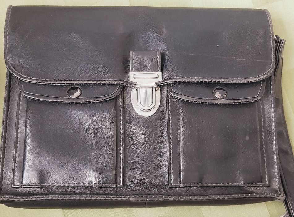 Чантичка от естествена кожа черна чисто нова