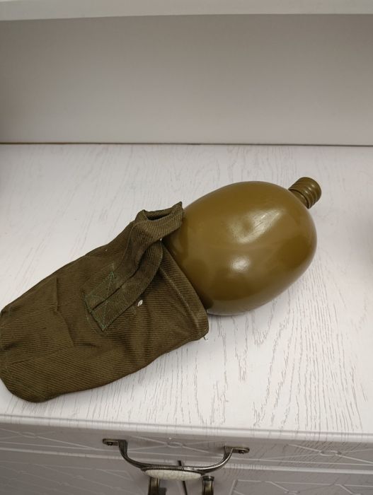 Армейская фляшка и котелок