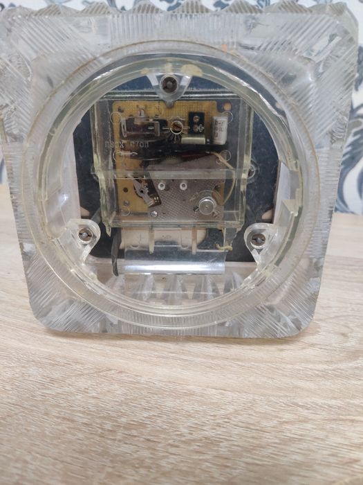 Продаю настольные часы Маяк