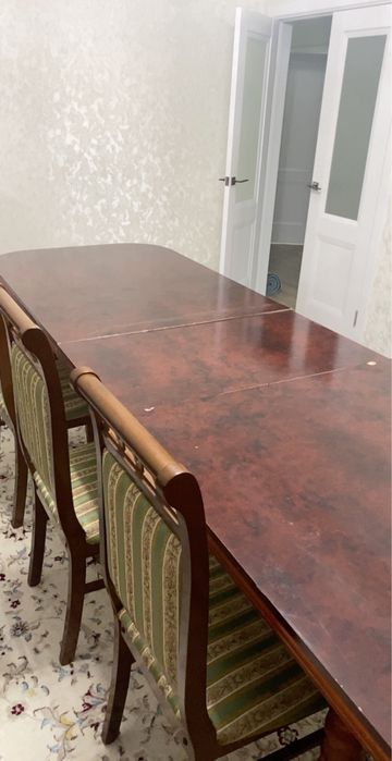 Ұзын, қонақ шақыратын стол