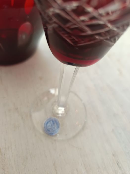 Много елегантен кристален червен кристал сервиз