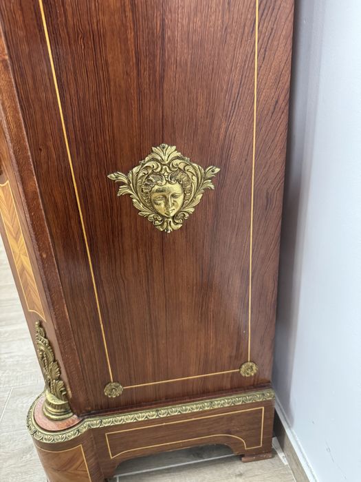 Comoda din lemn masiv cu intarsii, elemente bronz si blat marmura