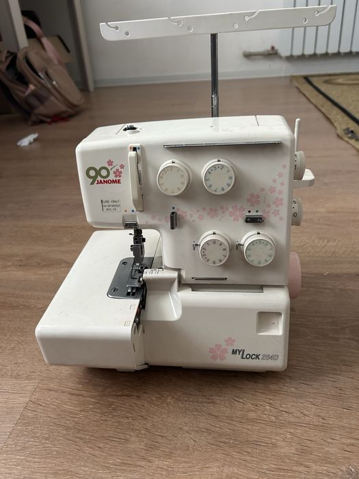 Оверлок машинка Janome
