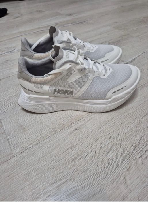 Hoka 41,1/3 noi, culorea alb. Se trimite cu verificare