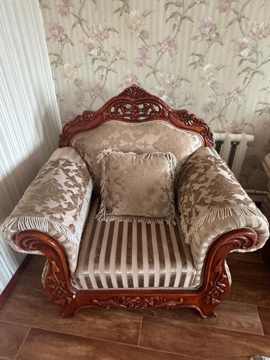 Продам срочно диван с креслами