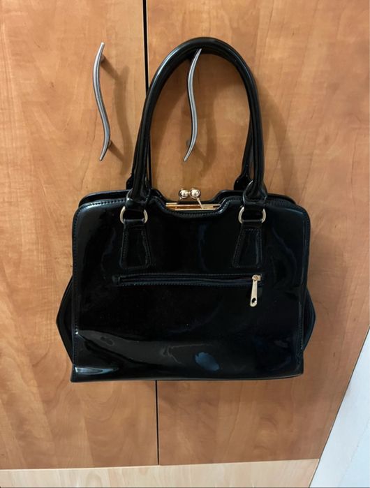 geanta neagra,lucioasa,cu detalii aurii
