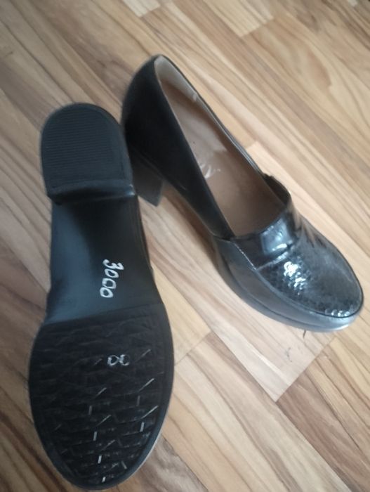 Продам новые туфли две пары