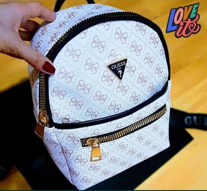 Rucsac Guess,feronerie metalica inscriptionata, saculet, etichetă