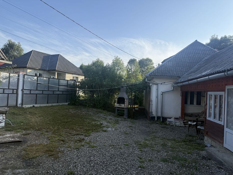 Vand proprietate cu 3 case , grajd , beci si teren cu pomi fructiferi