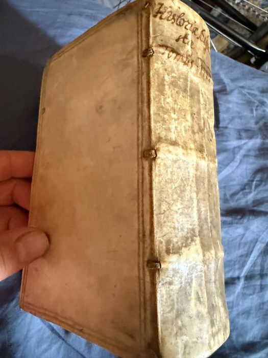 Volumul VIII din Istoria Augustae, Lyon, 1593, copertǎ pergament, cu dedicație