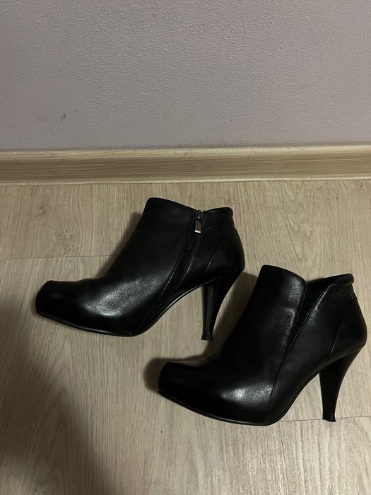 Ghetuțe din piele cu toc nr 40