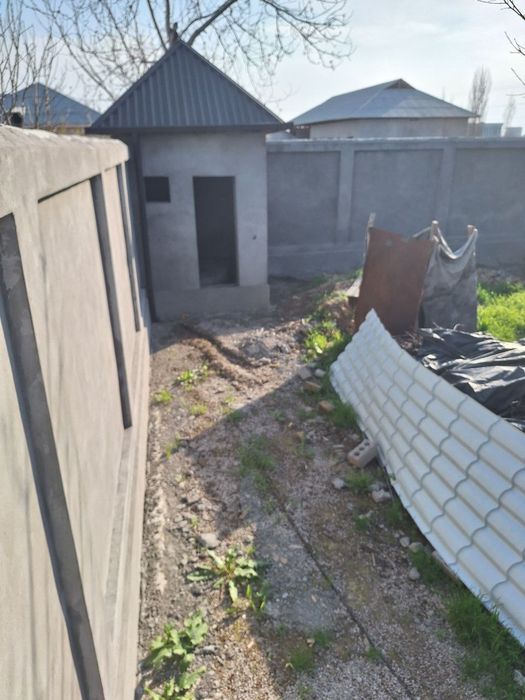 4 xonali xovli sotiladi.