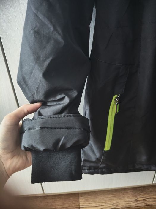 Продам куртку для девочки