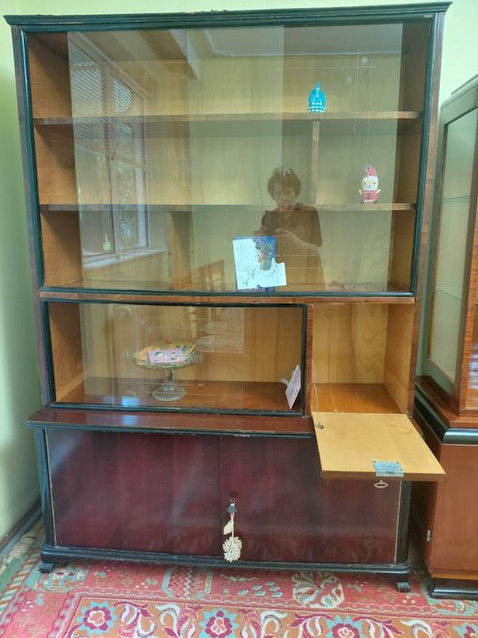 Biblioteca retro în stare bună cu dulap inferior si vitrina cu rafturi
