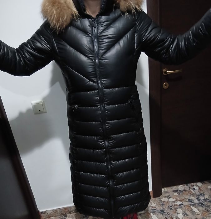 Haina lunga de dama sezon rece model Moncler Long Jacket cu blana naturala de vulpe la gluga marimea L sau 42 stare perfecta.
Dimensiuni:
- dista
