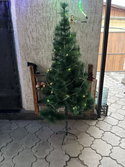 Продам елку высота примерно 180сантиметров акуратный хорошем состояние