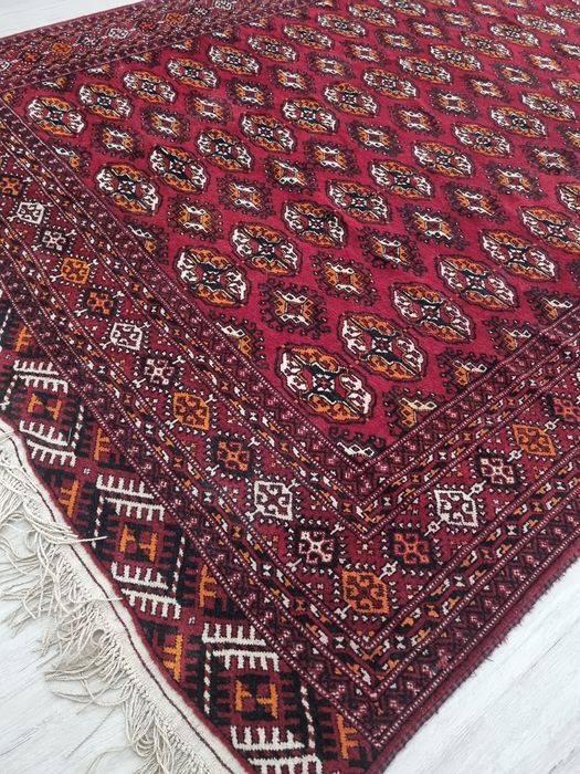 Turkman gilami sotiladi