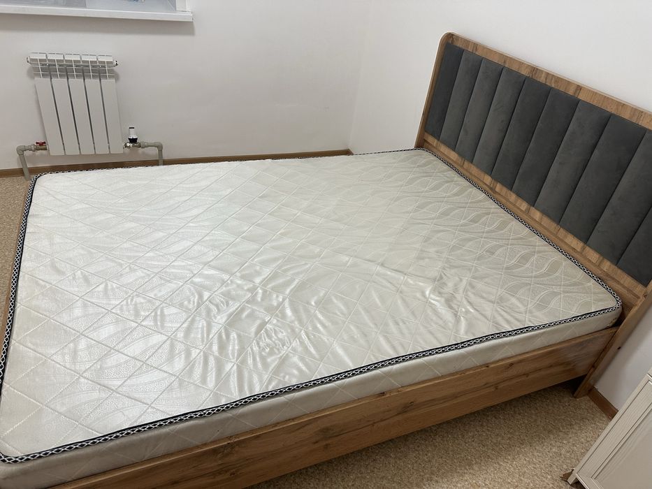 Кровать двуспальняя с матрасом