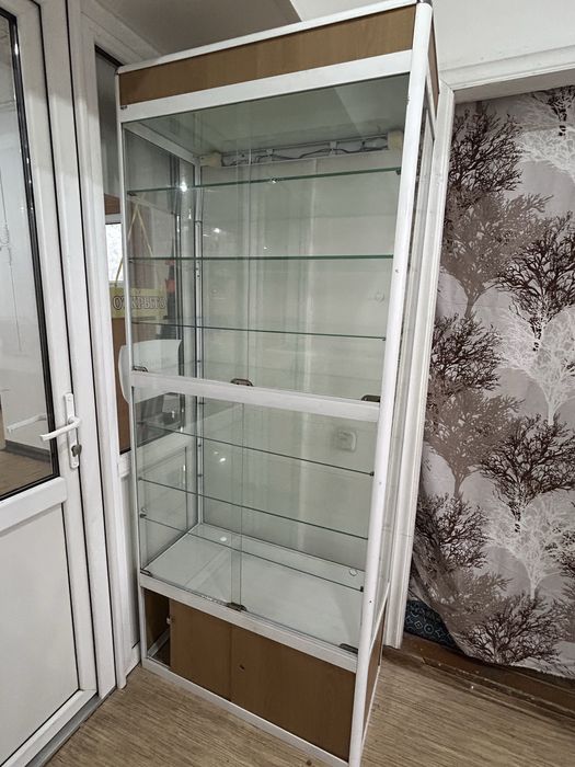 Высокая стеклянная витрина