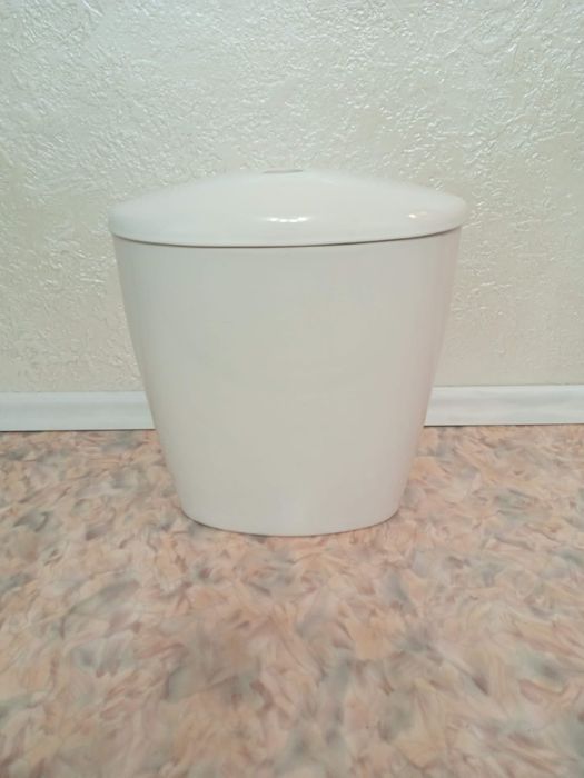 Бак для унитаза,крышка с креплением