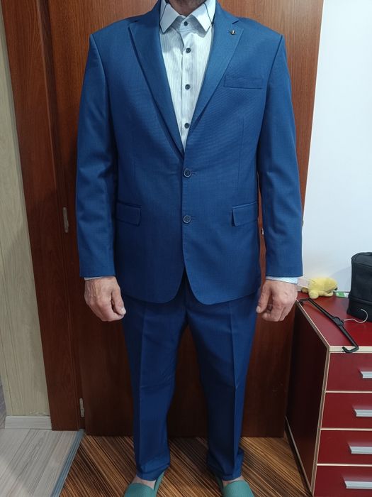 Официален костюм