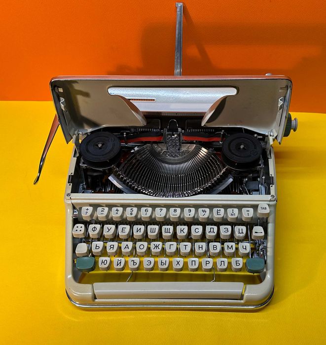 Пишеща Машина Олимпия Olympia3 Цвята Кирилица нова лента топ състояние