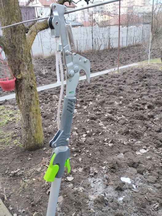 Vând foarfeca telescopică pentru crengi