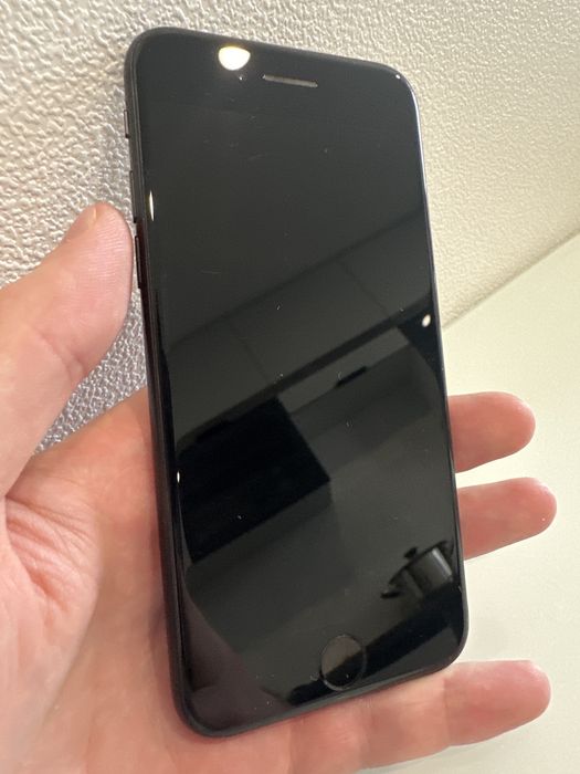 Продам iphone SE 2020 года