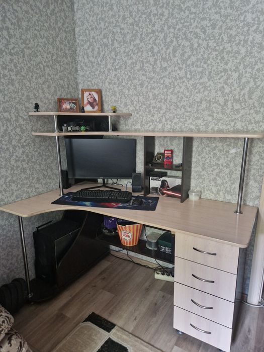 Продам стол компьютерный
