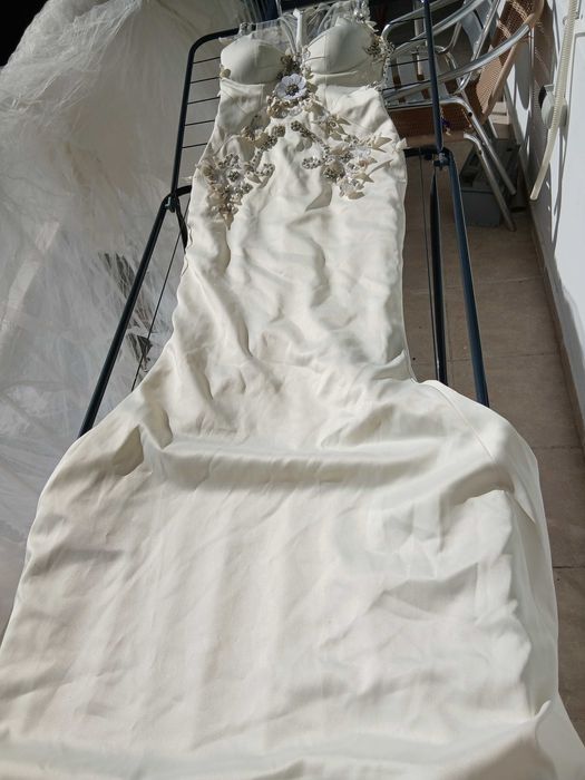 Рокля с камъни и сатен и шлейф