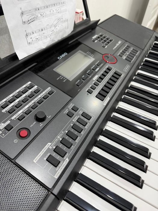 Продаю синтезатор