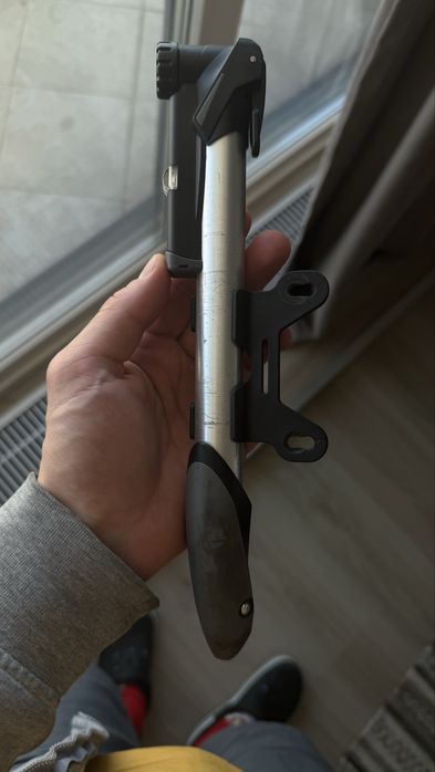 Pompă bicicletă compactă cu manometru și suport cadru