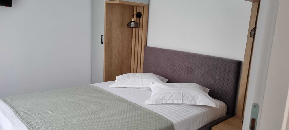 Teren superb cu bungalouri (casute) montane Satic