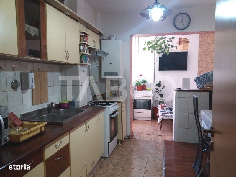 Apartament decomandat 3 camere  2 bai etaj 3 balcon zona buna Cisnadie